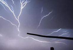 Nusaybin’de şimşekler geceyi aydınlattı