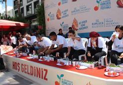 3 dakikada 398 gram acı biber yiyip, yarım altın kazandı