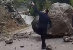 Dev kaya parçası yola düştü, arkadaş grubu son anda kurtuldu; olay sonrası kamerada