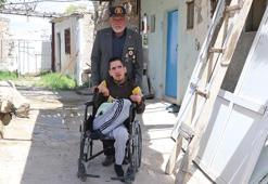 Kıbrıs gazisi, 35 yıldır yatalak oğlu için terk edilen mahalleyi bekliyor