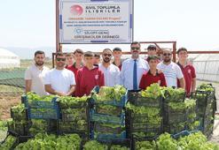 Lise öğrencileri, topladıkları ilk hasadı öğrenci yurduna bağışladı