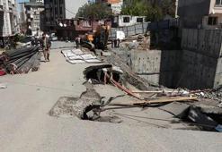 Gaziosmanpaşa'da yol çöktü, iki bina tahliye edildi