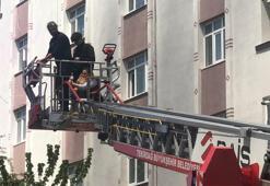 Depo yangınında binada mahsur kalanlar, itfaiyenin merdivenli araçlarıyla kurtarıldı