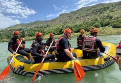 Garzan Çayı'nda ilk rafting; Batman Valisi de kürek çekti