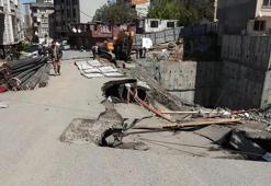 Gaziosmanpaşa'da yol çöktü, iki bina tahliye edildi