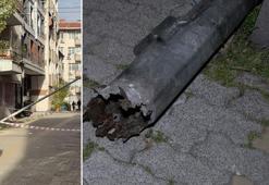 Küçükçekmece'de işçinin yaslandığı aydınlatma direği devrilerek eve girdi