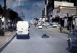 Hafif ticari aracın yayaya çarptığı kaza kamerada
