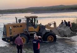Batman Çayında mahsur kalan 25 kişi kepçeyle kurtarıldı