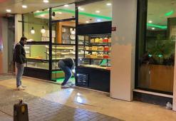 Gaziosmanpaşa'da sokakta husumetlileri ile karşılaştı; sığındığı kafede vuruldu