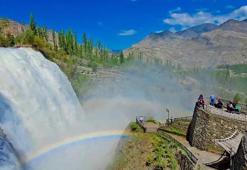 Tortum Şelalesi, baharda coştu