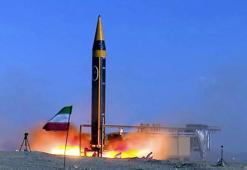 İran, yeni balistik füzesini tanıttı