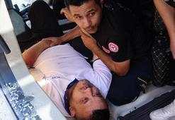 Sağlık görevlisi ile itfaiye eri, yaralı sürücünün elini bırakmadı