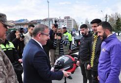 Validen kurallara uyan kuryelere kask hediyesi