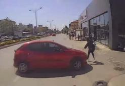 Ataşehir'de yol kenarında yürürken çarptığı kadın metrelerce savruldu : O anlar kamerada