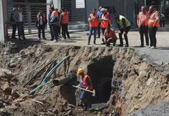 Sarıyer'de çöken yolda alt yapı çalışmaları sürüyor