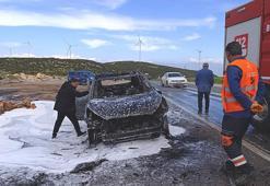 Seyir halindeyken alev alan otomobil yandı