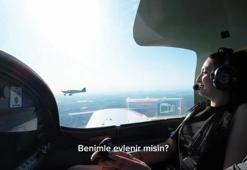 Gökyüzünde telsizle evlilik teklifi; 'Diz çökmemek için yaptın bunu değil mi'