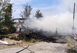 Balıkesir'de kereste deposunda çıkan yangın, bitişikteki atölyeye sıçradı