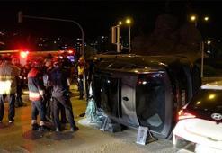 İzmir'de kontrolden çıkarak takla atan otomobil, trafik lambasına çarptı: 1 yaralı