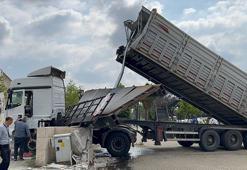 TIR’ın açılan dorsesi üst geçidi parçaladı