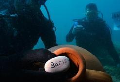 Su altına dalıp, taşa yazdıkları Hıdırellez dileklerini yapay amforalara bıraktılar