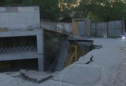 Gaziosmanpaşa'da inşaat kazısı sırasında yol çöktü