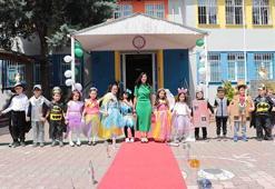 Minikler atıklardan kıyafet hazırlayıp, defile yaptı