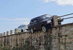 Tarihi köprünün bariyerine çarpan otomobil asılı kaldı