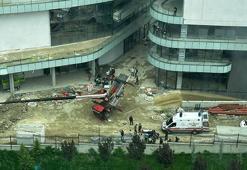 Mühürlü inşaatta vinç devrildi; 3 yaralı