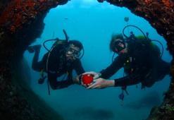 Dalış yaptıktan sonra 'Sevgi Geçidi'nde hediyeleştiler