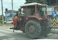 D-100 Karayolunda3 tekerlekli traktör dikkat çekti