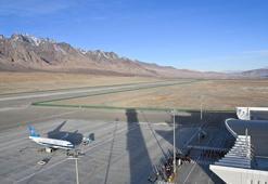 Hindistan, 24 havalimanının kapalı kalma süresini 15 Mayıs'a kadar uzattı