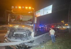 Beylikdüzü'nde, karşı yöne geçen TIR motosiklet ile 2 otomobile çarptı: 1 ölü, 1 yaralı