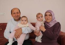 Evlat hasreti çeken çift, 25 yıl sonra ikizlerini kucaklarına aldı