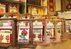 Çerçeve boyutunda minyatür halı, 7 bin 575 ilmekle dokunuyor