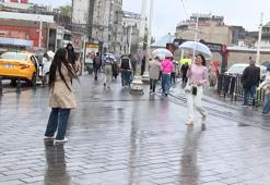 Taksim Meydanı’nda rüzgar ve yağmur zor anlar yaşattı