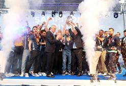 1'inci Lig'e yükselen Sarıyer, kupasını aldı