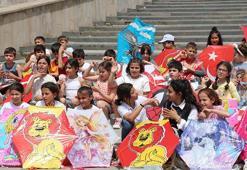 İşitme engelli öğrenciler, akranlarıyla uçurtma uçurdu