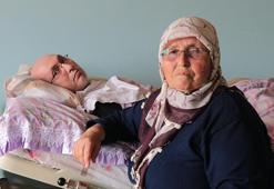16 yıldır yatağa bağımlı oğluna bakıyor
