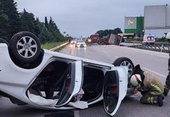 Devrilen kamyondan dökülen tomruklara çarpan otomobil takla attı