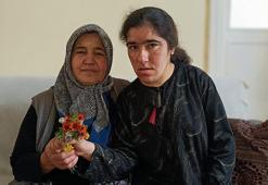 Ömrünü zihinsel engelli kızına adadı