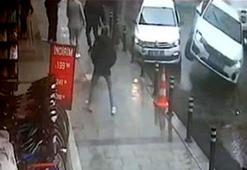 Avcılar'da kaldırıma çıkan otomobil aydınlatma direğine çarparak durdu