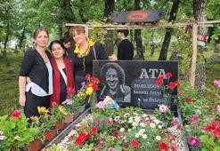 Balıkesir'de bir yıl önce bıçaklanarak öldürülen kurye, mezarı başında anıldı; Törene Mattia Ahmet Minguzzi’nin annesi de katıldı