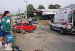 Muğla’da iki otomobilin çarptığı kaza kamerada: 6 yaralı