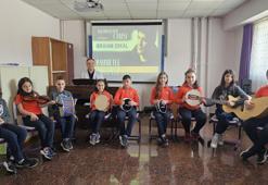 İlkokul öğrencileri, İbrahim Erkal'ı şarkılarıyla andı