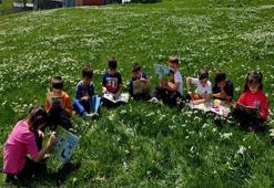 İlkokul öğrencileri yaylada rengarenk çiçekler arasında kitap okudu