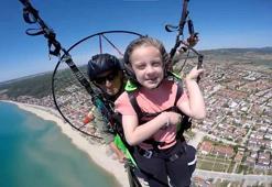 7 yaşındaki Zeynep, gökyüzünde İstiklal Marşı’nı ezbere okudu