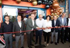 de la Pau Coffee and Bistro, servis robotlarıyla Balıkesir'de kapılarını açtı