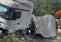 Yem yüklü TIR devrildi, kara yolu 2 saat ulaşıma kapandı