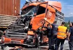 Sakarya'da 4 araçlı zincirleme kaza; 2 yaralı